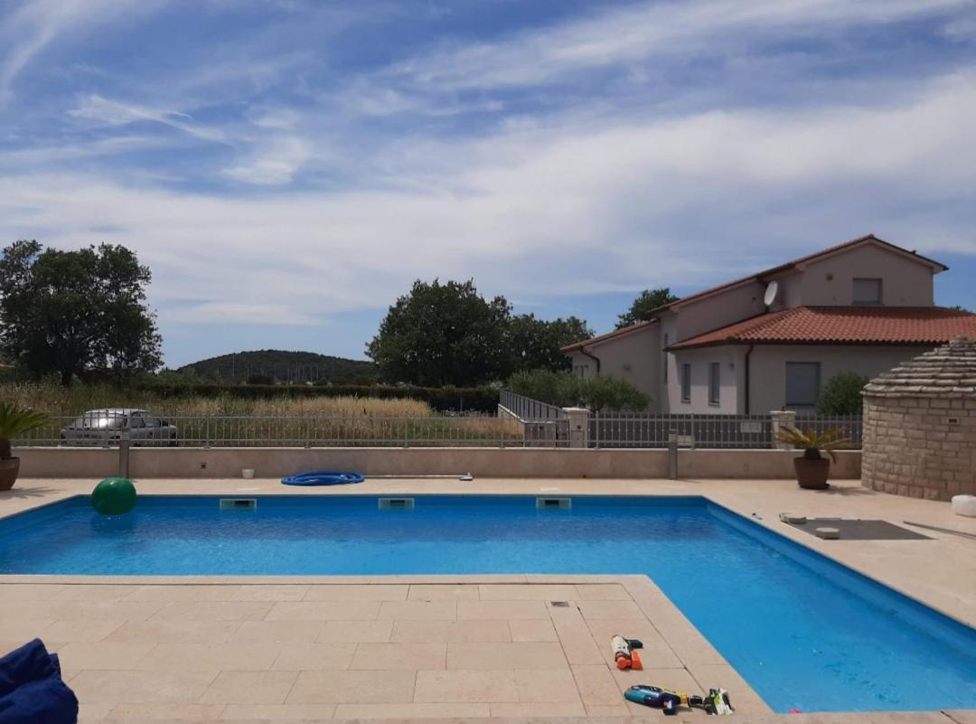 Nice, Cosy Studio Apartment With Shared Outdoor Pool Banjole Luaran gambar