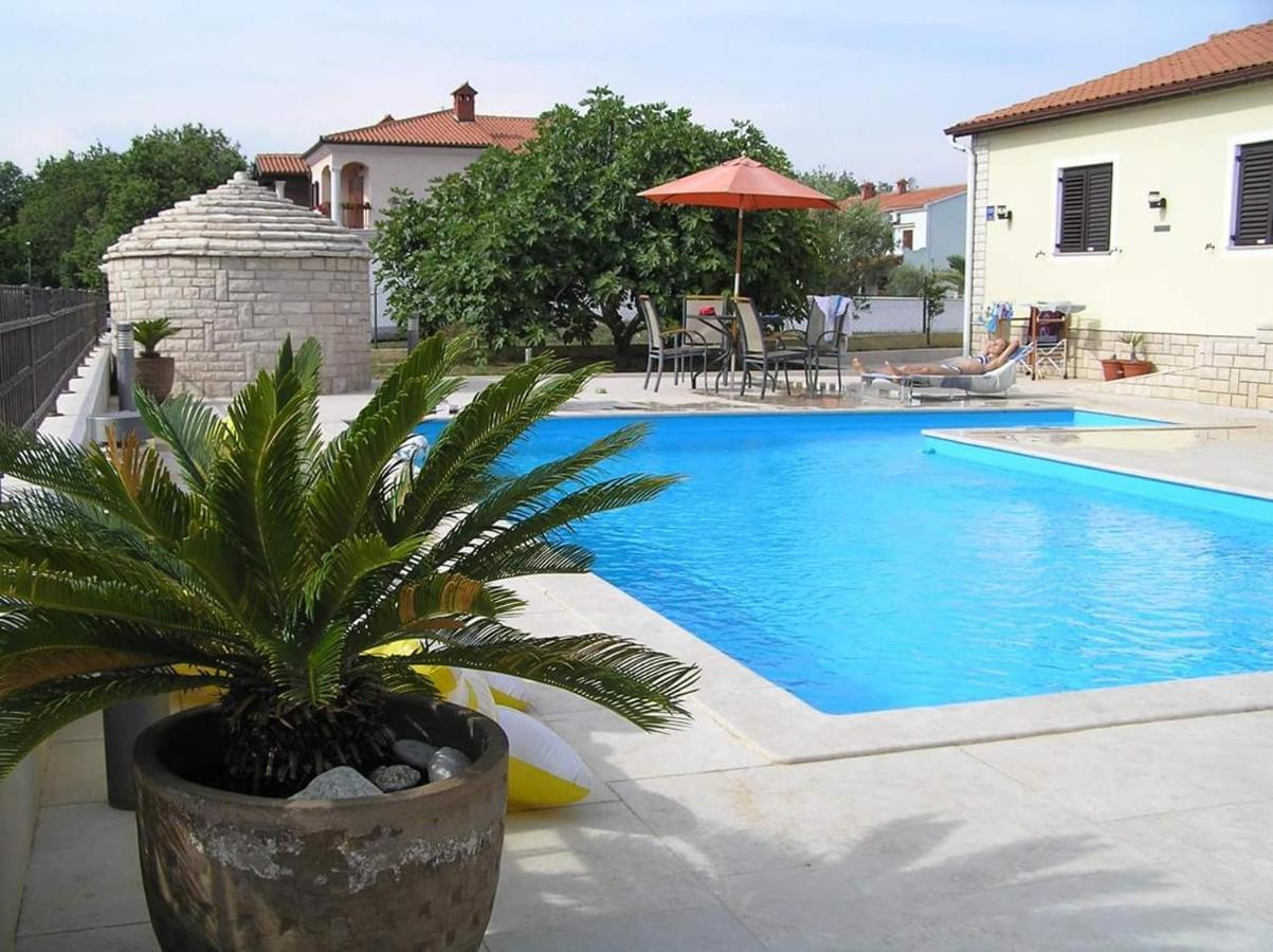 Nice, Cosy Studio Apartment With Shared Outdoor Pool Banjole Luaran gambar